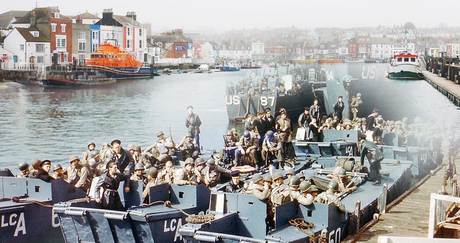 Lodě plné amerických vojáků čekají v přístavu ve Weymouth na zahájení akce Overlord.