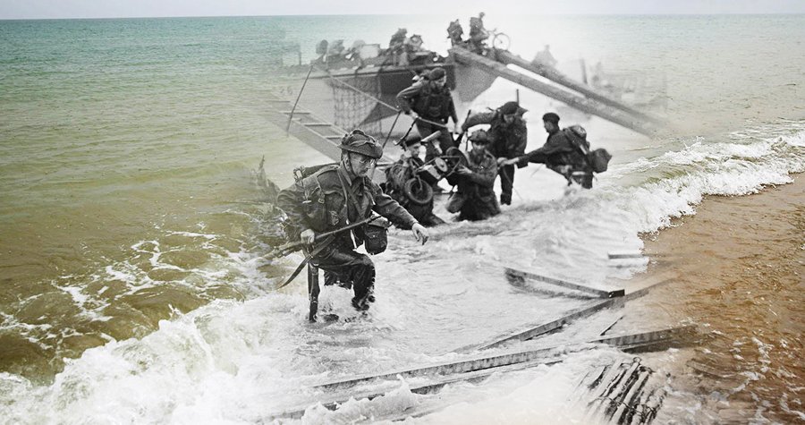 Britské speciální jednotky Commandos se vyloďují na pláži Juno.