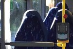 Sedačky v autobuse při troše fantazie připomínaly ženy v burkách.
