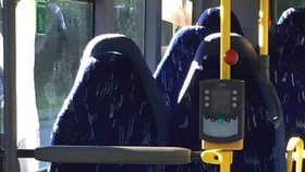 Sedačky v autobuse při troše fantazie připomínaly ženy v burkách.