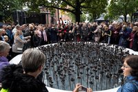 Oběti Breivikova řádění mají památník. Tisíc růží vykovali i přeživší norského masakru