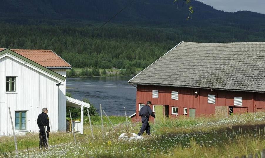 Policisté prohledávají Breivikovu farmu, našli zde mnoho chemického hnojiva.