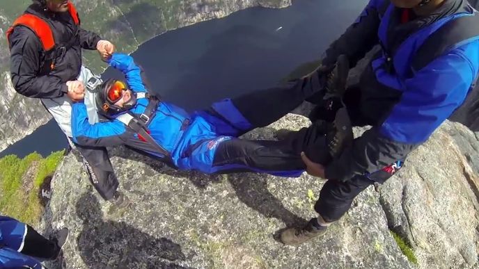 Neskutečný adrenalin musí zažívat partička lidí, která hází své kamarády z obrovského útesu. Video bylo natočeno v Norsku. Jedná se ale v podstatě o sport. Určitě by to ale neměl zkoušet každý. 