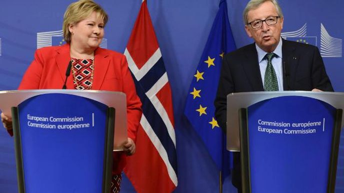 Premiérka Erna Solbergová s šéfem eurokomise Junckerem.