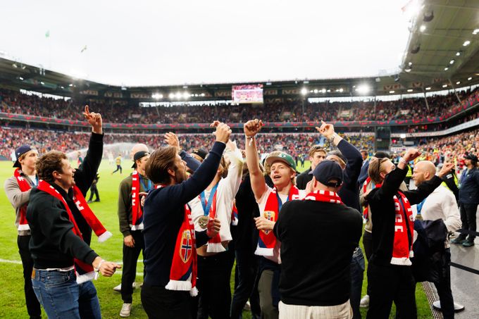 Norské hokejisty zachránil miliardář. Slavili na zaplněném fotbalovém stadionu Norské hokejisty zachránil miliardář. Slavili na zaplněném fotbalovém stadionu