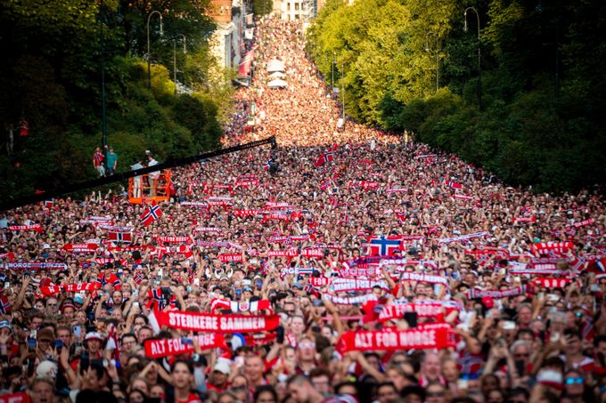 MS ve fotbale ONLINE: Nory vítalo přes 100 tisíc fanoušků, Haaland ale chyběl. Proč? MS ve fotbale ONLINE: Nory vítalo přes 100 tisíc fanoušků, Haaland ale chyběl. Proč?