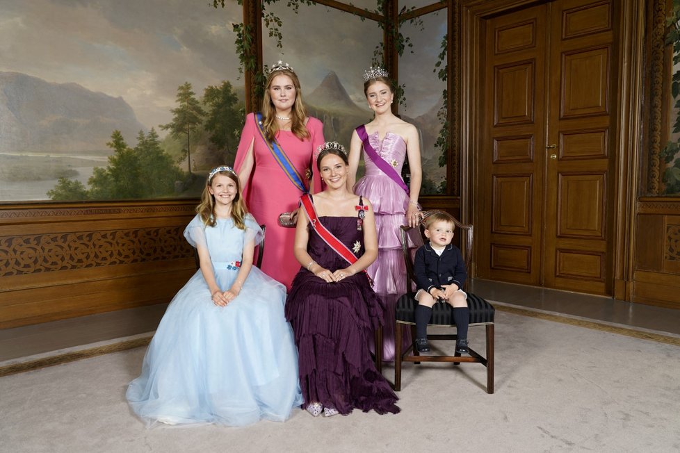 Norská princezna Ingrid Alexandra, lucemburský princ Charles, švédská princezna Estelle a za nimi nizozemská princezna Catharina-Amalie a belgická princezna Elisabeth