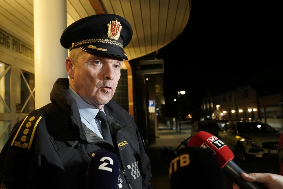 Útočník ozbrojený lukem a šípy v norském městě Kongsberg zabil několik lidí. (13.10.2021)