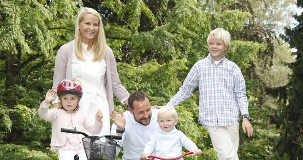 Norský princ Haakon Magnus s manželkou Mette-Marit a dětmi