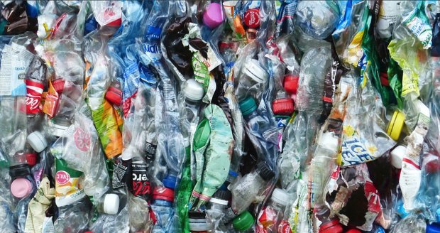 V pitné vodě z kohoutku jsou zbytky plastů. Ani čističky nepomůžou, varují čeští vědci 