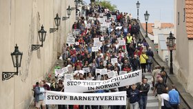 Protesty proti norské sociálce Barnevern v Praze. Dorazil i syn exprezidenta Klause.