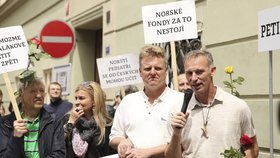 Protesty proti norské sociálce v Praze: Pochodu se zúčastnil i Dominik Hašek