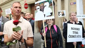Na demonstraci proti norské sociálce dorazili Dominik Hašek i sestra Evy Michalákové