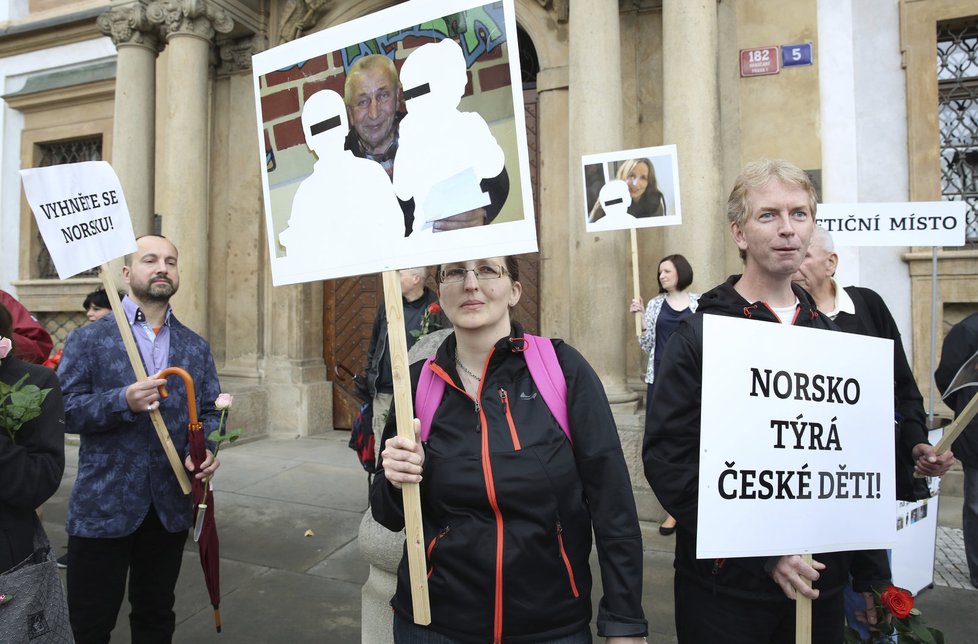 Protesty proti norské sociálce Barnevernet v Praze v roce 2015