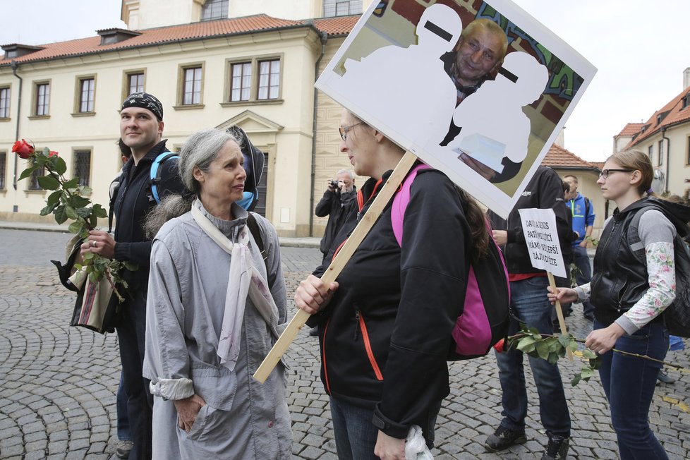 Protesty proti norské sociálce Barnevernet v Praze: Přišla i Táňa Fischerová. Hovoří se Zuzanou Sovkovou, sestrou Evy Michalákové.