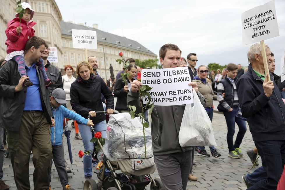 Loňské protesty proti norské sociálce Barnevernet v Praze