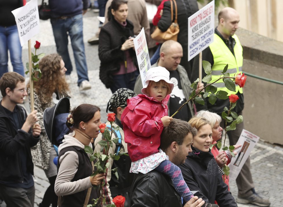 Protesty proti norské sociálce Barnevernet v Praze v roce 2015