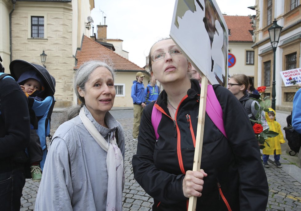 Protesty proti norské sociálce Barnevernet v Praze: Přišla i Táňa Fischerová. Vedle ní Zuzana Sovková, sestra Evy Michalákové