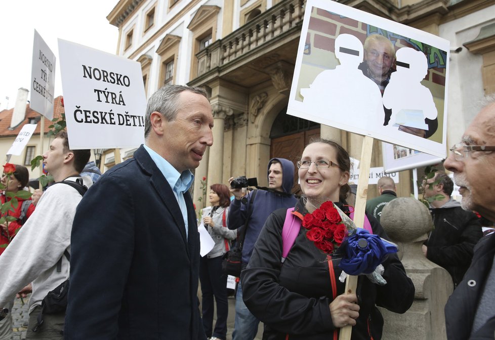 Protesty proti norské sociálce Barnevernet v Praze v roce 2015