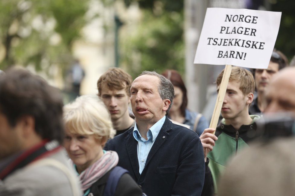 Protesty proti norské sociálce Barnevernet v Praze v roce 2015