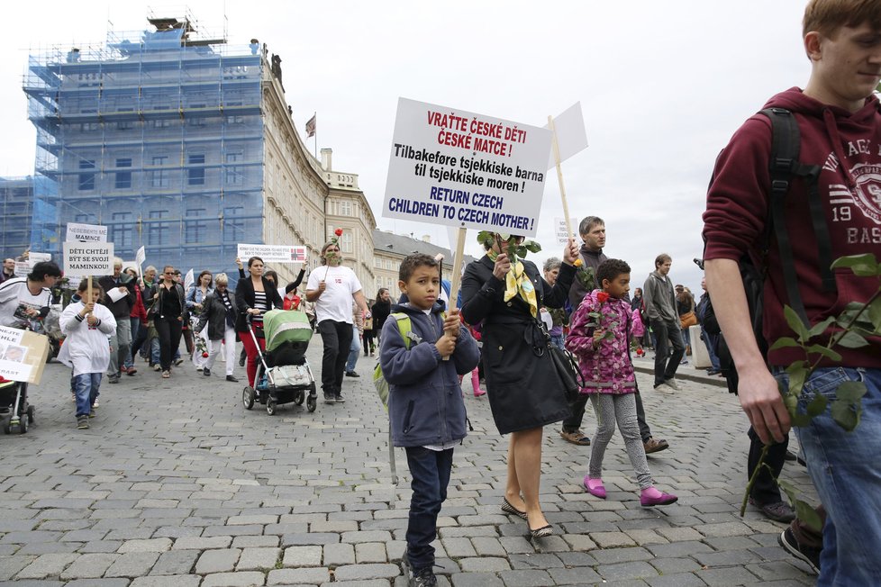 Protesty proti norské sociálce Barnevernet v Praze v roce 2015