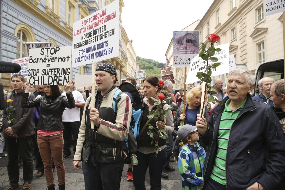 Protesty proti norské sociálce v Praze