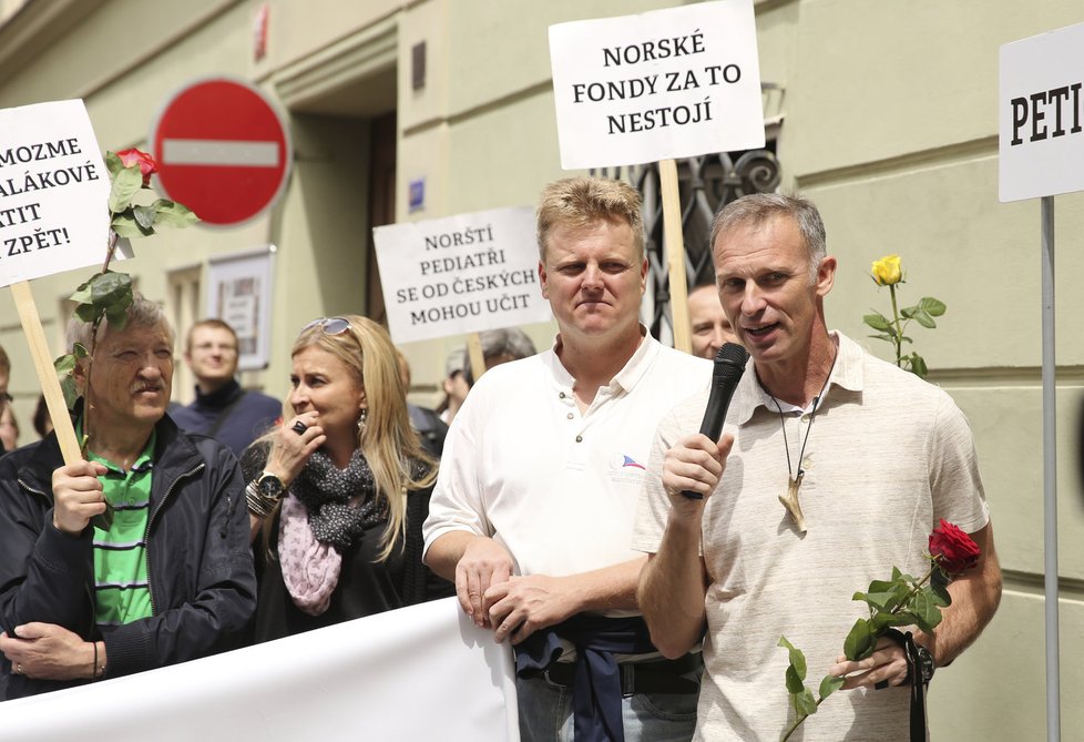 Protesty proti norské sociálce v Praze: Pochodu se zúčastnil i Dominik Hašek.