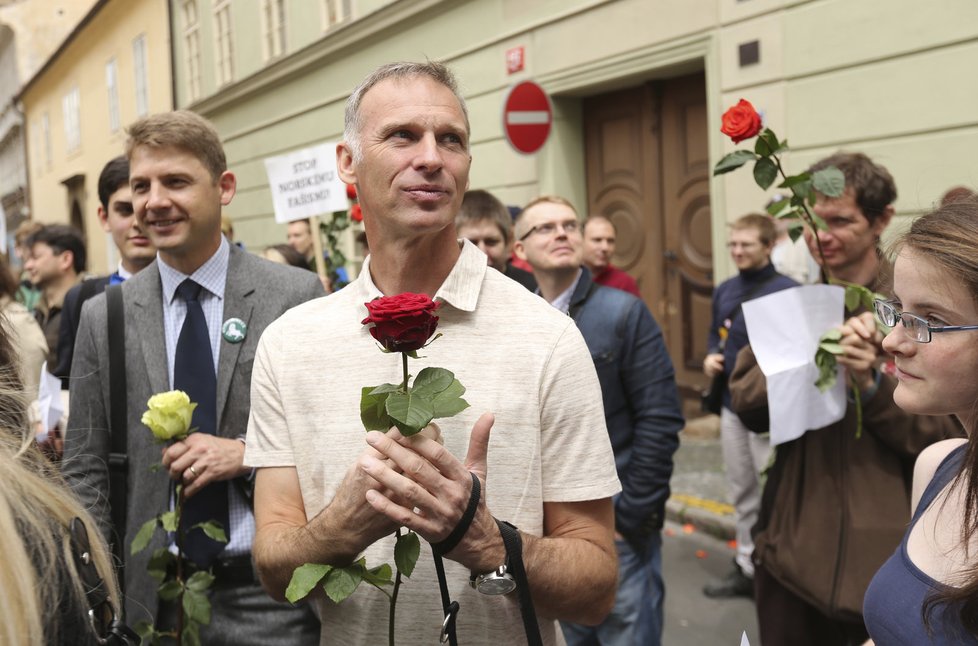 Protesty proti norské sociálce v Praze: Pochodu se zúčastnil i Dominik Hašek
