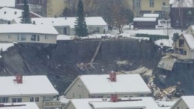 Domy zmizely v kráteru, obyvatele hledají. 12 nezvěstných při přírodní katastrofě v Norsku
