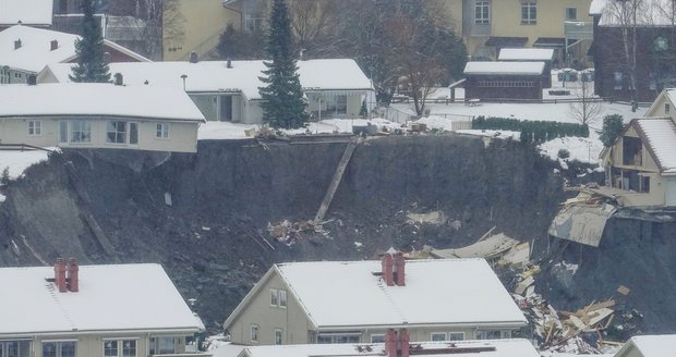 Domy zmizely v kráteru, obyvatele hledají. 12 nezvěstných při přírodní katastrofě v Norsku