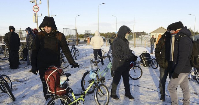 Migranter på sykkel «oversvømmer» Norge.  Nordlendinger anklager den russiske mafiaen og de hemmelige tjenestene