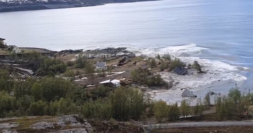 Obrovský kus pobřeží sklouzl do moře v severní části Norska.