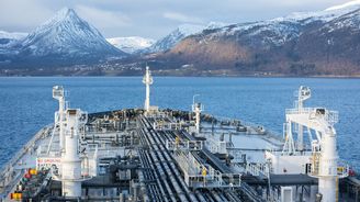 Norsko zbohatlo na ropě, teď se začíná fosilních paliv štítit. Ale jen v zahraničí