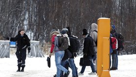 Kvůli zákazu překračovat hranici mezi Ruskem a Norskem pěšky si migranti pořizovali jízdní kola a na nich pak na norskou stranu přejížděli.