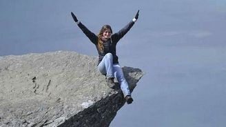 Norsko odstraňuje fotografie ze zrádné Trolltungy, kde zahynula australská studentka. Chce odradit turisty