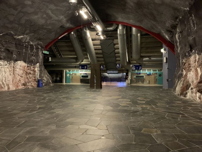 Stadion v Gjøviku má připomínat trollí jeskyni.