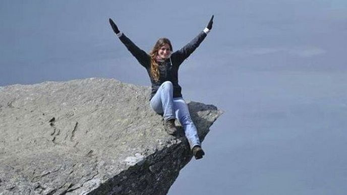 Kristi (24) zahynula po pořízení této fotografie. Spadla z výšky 700 metrů poté, co ztratila rovnováhu. 