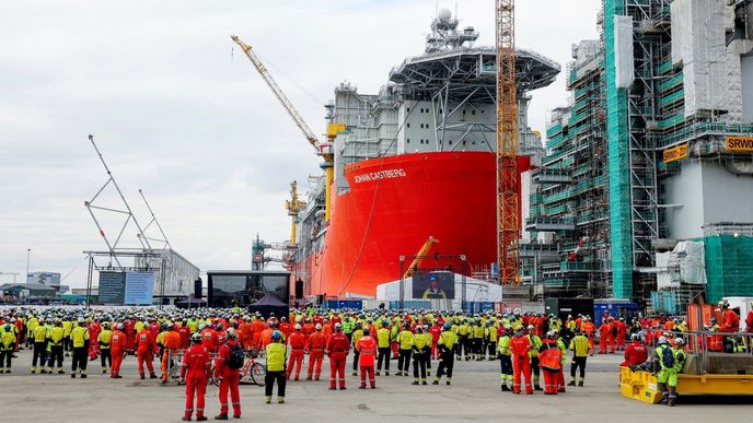 Obří produkční a skladovací plavidlo Johan Castberg, které od nedávna slouží k těžbě ropy a plynu v arktických vodách, je příkladem společného rozvoje norského těžebního průmyslu a tamních loděnic. Obří produkční a skladovací plavidlo Johan Castberg, které od nedávna slouží k těžbě ropy a plynu v arktických vodách, je příkladem společného rozvoje norského těžebního průmyslu a tamních loděnic.