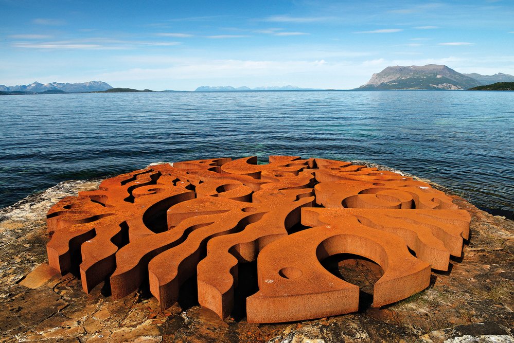 Jeden z objektů severonorského projektu Skulpturlandskap „Sedm magických bodů“ měří v průměru sedm metrů, je dílem finského umělce M. Aiha a je k vidění u silnice č. 825 jižně od Tromsø