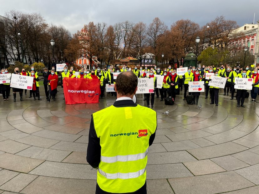 Zaměstnanci Norwegian Air demonstrovali před norským parlamentem za další státní podporu. Neuspěli