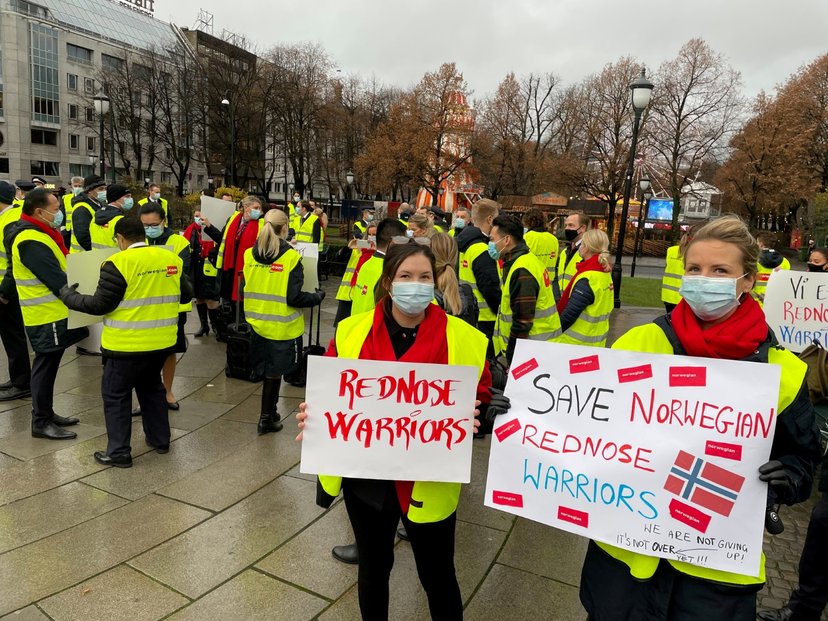 Zaměstnanci Norwegian Air demonstrovali před norským parlamentem za další státní podporu. Neuspěli