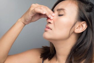 Proč krvácíte z nosu? Příčinou může být i nádor