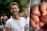 Jaromír Nosek se pochlubil fotografií ručičky svého novorozeného synka.