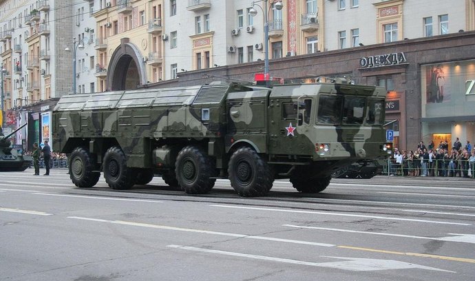 Nosič raket Iskander během vojenské přehlídky v ulicích Moskvy