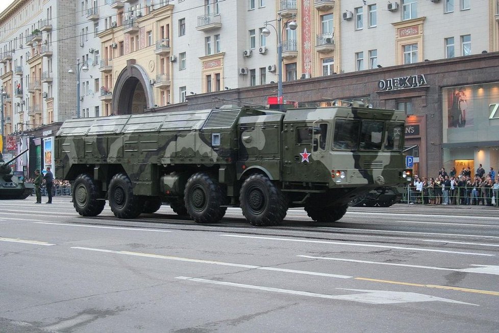 Nosič raket Iskander během vojenské přehlídky v ulicích Moskvy