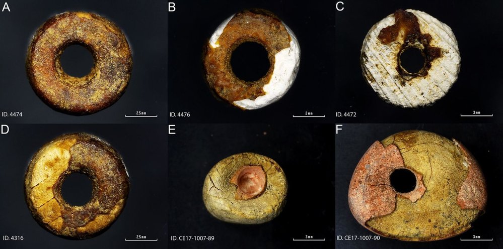 Falešné jantarové korálky pocházejí z&nbsp;2. a 3. tisíciletí před naším letopočtem