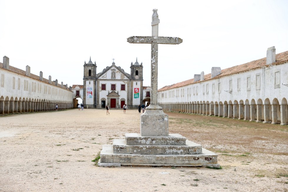 Svatyně Nossa Senhora do Cabo Espichel stojí za vidění sama o sobě. Poblíž je navíc stezka za stopami dinosaurů.