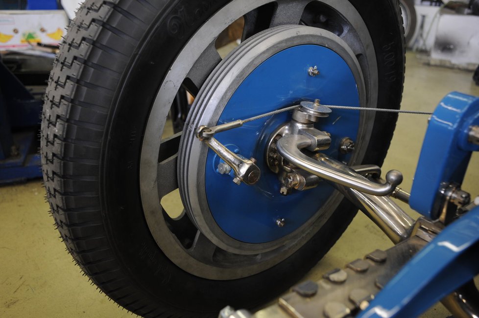 Tato bugatti dokážou vyvinout rychlost kolem 200 km/h. Chtěli byste pak brzdit bubnovými čelistmi s lankovými táhly?
