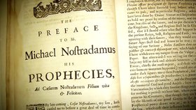 Je 1.březen 1555, když v lyonském vydavatelství Macé Bonhomme vychází kniha Les Prophéties, v překladu Proroctví.