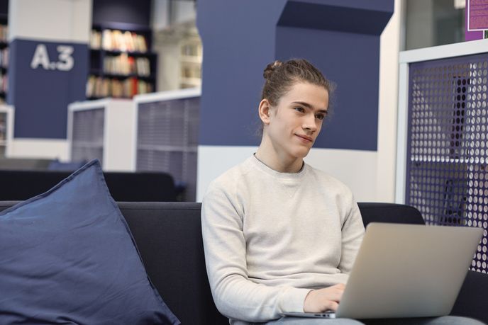 Studenti u herních notebooků oceňují výkon a zároveň snadnou mobilitu: ideální pro školní projekty